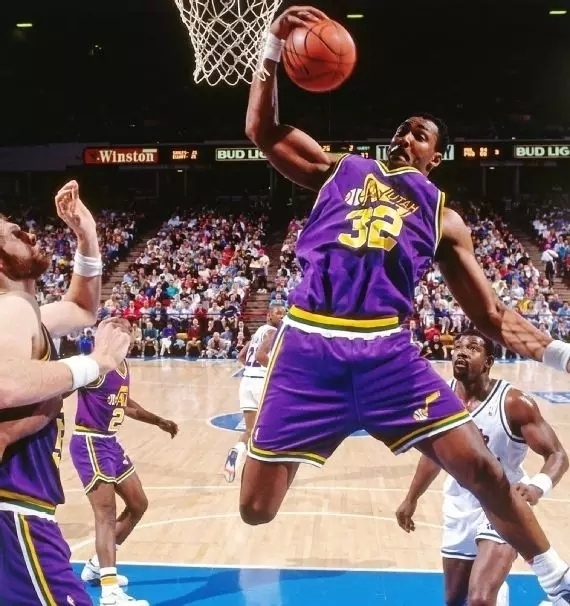 引发观众的 引发观众的