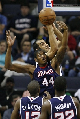 时尚感拉满！马龙参加prada晚宴 与王安宇热聊 颜值气质俱佳.