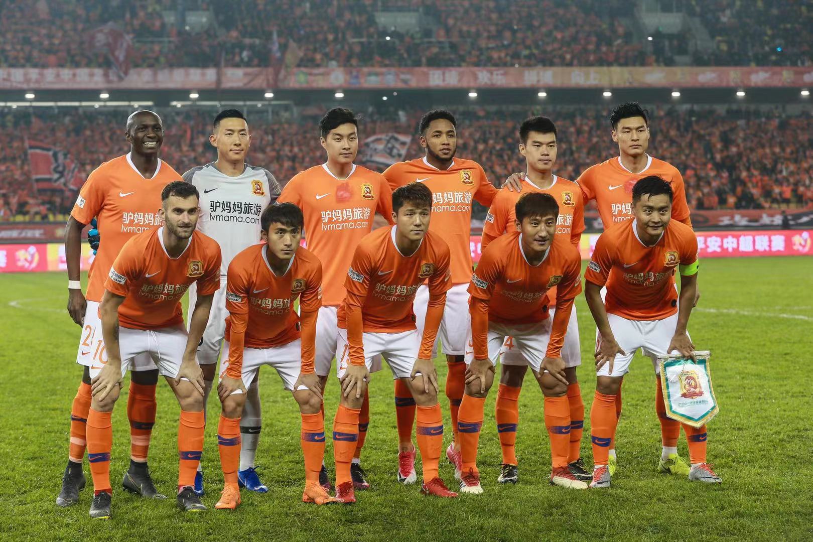 时尚感拉满！马龙参加prada晚宴 与王安宇热聊 颜值气质俱佳.